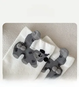 Dettaglio calzino bianco con orecchie di orso 3D e polsino ad alta elasticità