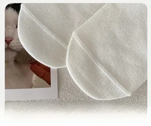 Dettaglio della punta rinforzata su calze di cotone bianco con cuciture resistenti