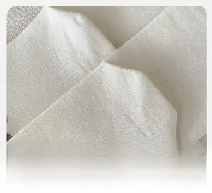 Dettaglio della struttura del tallone ergonomico 3D su calze bianche in maglia