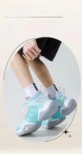 Nahaufnahme dicker Sportsocken mit blauen Basketballschuhen für ein sportliches Outfit