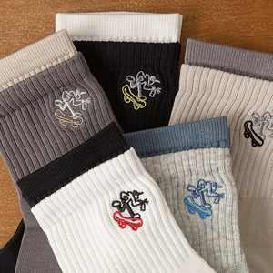 Mens mid-calf sports socks with skateboard embroidery and ribbed cotton texture