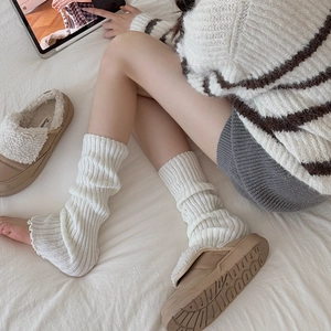 Jambières blanches en tricot pour femmes avec une texture côtelée douce et un style décontracté