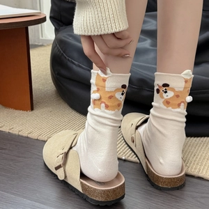 Divertenti calzini beige con cartoni animati 3D per cani indossati con zoccoli