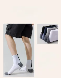 Detail von gepolsterten Sportsocken mit verstärkter Ferse und Zehen im Color-Block