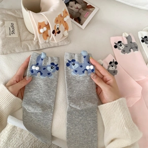 Calze divertenti a metà polpaccio con cani 3D e pompon in grigio, rosa e beige morbido