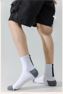 Details von Sportsocken mit verstärkter grauer Ferse und schwarzen Knöchelstreifen