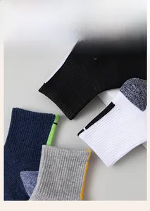 Detailansicht mehrfarbiger Sportsocken mit gerippten Bündchen und gepolsterter Sohle