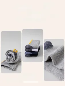 Detailansicht der Doppelstrick-Struktur und Rippbündchen an gepolsterten Sportsocken