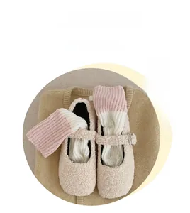 Détail de jambières en tricot rayé rose et beige avec des chaussures Mary Jane douces