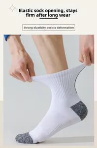 Detailaufnahme des hochelastischen Rippbündchens der weißen Sport-Tennissocken beim Dehnen