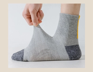 Nahaufnahme der hohen Elastizität und Dehnbarkeit der gepolsterten Sportsocken für Herren