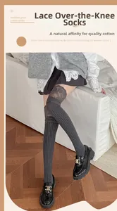Detalle de calcetines altos de punto acanalado con borde de encaje floral fino