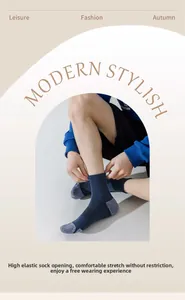 Detail der elastischen Rippbündchen an gepolsterten dunkelblauen Basketballsocken