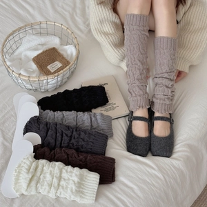 Jambières en tricot torsadé de couleurs variées dans un cadre intérieur chaleureux