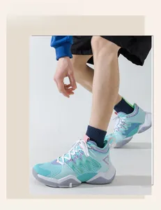 Trageansicht der mintgrünen und blauen Basketballsocken mit dicker Polstersohle