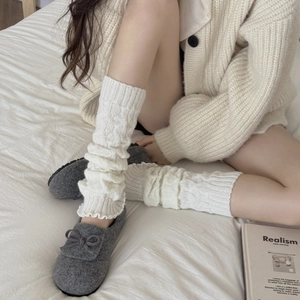 Jambières japonaises blanches en maille torsadée et chaussons gris avec nœud décoratif