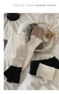 Détail de jambières en maille côtelée avec bords volantés et texture douce