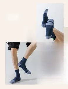 Details von blauen Basketball-Socken mit dicker Polstersohle und Color-Block-Design