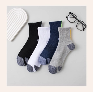 Flache Darstellung von vier Paar dicken Sportsocken mit kontrastierenden Zehen und Fersen