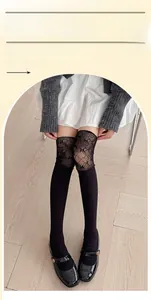 Détail de chaussettes hautes noires en dentelle avec texture tricotée à rayures verticales