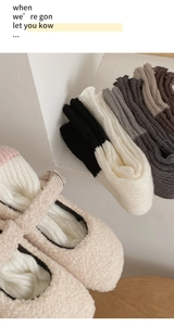 Gros plan sur les jambières en tricot côtelé et chaussures Mary Jane en peluche douce