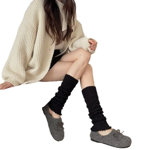 Jambières noires en maille torsadée de style japonais avec gilet et chaussures gris