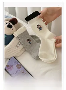 Gros plan sur la broderie de chien mignon des chaussettes en coton pour femmes