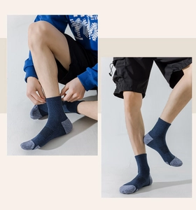 Detailansicht der dunkelblauen Herren-Basketballsocken mit grauer Polsterung an der Ferse