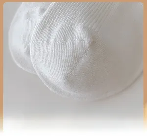 Dettaglio ravvicinato della punta rinforzata delle calze di cotone bianco per le donne
