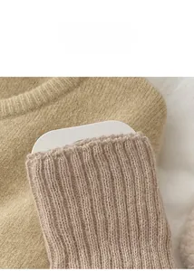 Gros plan sur un jambière en tricot rose avec texture côtelée et aspect laine