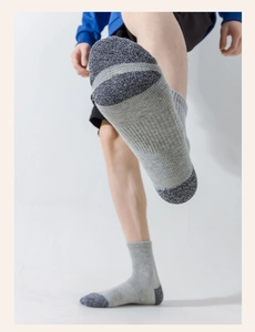 Nahaufnahme dicker grauer Sportsocken mit dunkelgrauen Polsterdetails an der Sohle