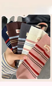 Detailansicht von fünf gestreiften Baumwollsocken mit Serendipity-Label-Tags
