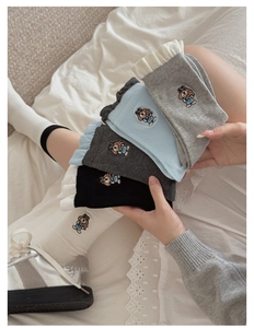 Détails des revers volantés et broderie de chiot sur des chaussettes en coton pour femmes