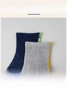 Detail der hochelastischen Rippbündchen an Basketballsocken mit Strickmuster in Farblock