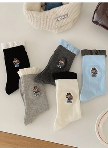Détail de cinq paires de chaussettes en coton avec broderie de chien et bordure ondulée douce