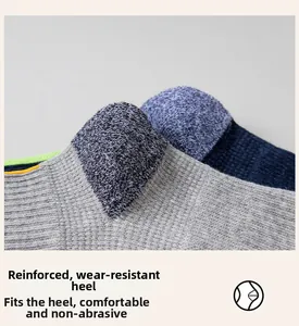 Detail der verstärkten Fersenpartie bei dicken graublauen Baumwoll-Sportsocken