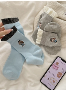 Détails de chaussettes en coton bleu et gris avec broderie chien et bords volantés