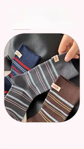 Detail der gestreiften Baumwollsocken mit elastischem Strick und Markenetiketten