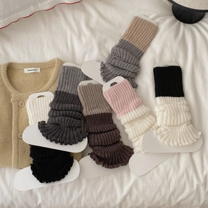 Jambières en maille de diverses couleurs avec poignets côtelés et bords à volants sur blanc