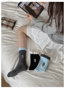 Détail de la broderie chien mignon et revers en dentelle sur chaussettes en coton