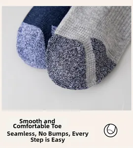 Detaillierte Makroansicht der flach genähten, nahtlosen Zehen an Sportsocken in Blau und Grau