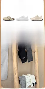 Dettaglio di calze in cotone grigio e nero con pois e decorazione a fiocco raffinato