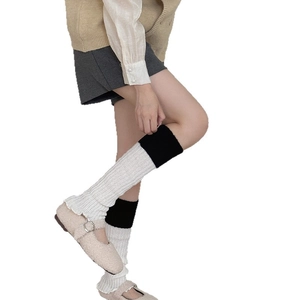 Jambières tricotées contrastées noir et blanc avec bord volanté style académie