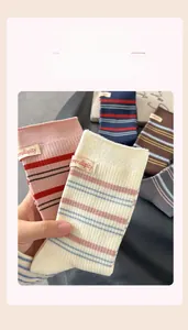 Detailansicht bunter gestreifter Socken im Set mit Serendipity-Stoffetikett