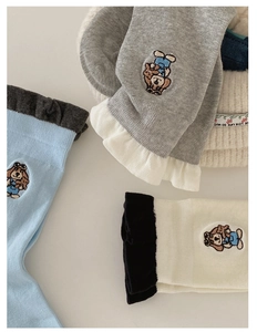 Détail de chaussettes en coton avec broderie de chien mignon et bords à volants