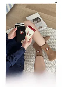 Détail de broderie de chien et revers côtelé sur des chaussettes en coton mélangé