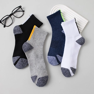 Herren Crew Socken Verdickter Handtuchboden Stoßdämpfend Basketball Laufen Sportlich Farblock Atmungsaktiv Polyester