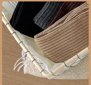 Vue détaillée de chaussettes hautes en maille côtelée avec pointes renforcées en couleurs