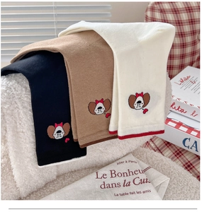 Détail de la broderie de chien et des rayures sur chaussettes épaisses en coton