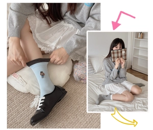Détail de la broderie chiot mignon sur chaussettes en coton bleu clair et gris